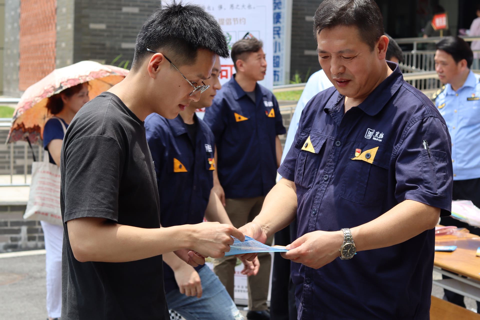 開門子物業黨支部黨員向市民宣傳“《中華人民共和國反食品浪費法》.jpg